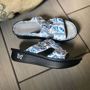 Algeria Sandals EUC Beautiful Blue Flower Print